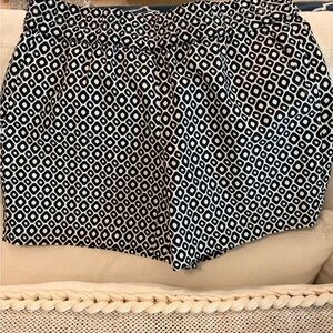 J.Crew black and white geometric print elastic waist shorts in size 4. Pockets